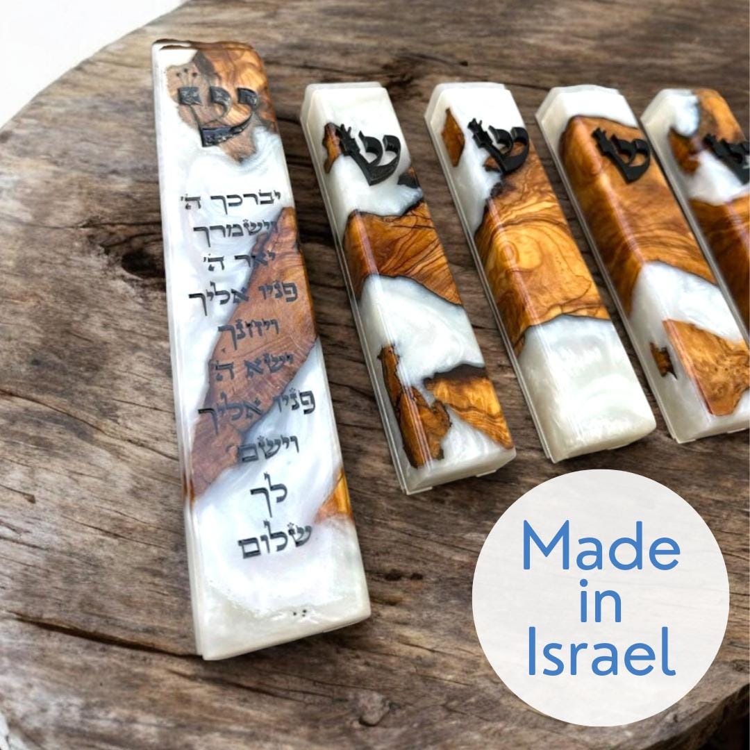 מארז מזוזה אישי מתנה לישראל תוצרת הארץ עץ זית ואפוקסי ציור קיר מזוזה יודאיקה מתנות חנוכת בית מתנה לבית אמנות יהודית